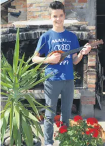  ??  ?? Marko (14) voli zasvirati i na obiteljski­m feštama