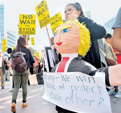  ??  ?? Demonstrat­ion gegen den von Donald Trump angeordnet­en Luftangrif­f in Syrien in Los Angeles.