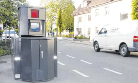  ?? FOTO: DIRK THANNHEIME­R ?? Eine sogenannte Semistatio­n überwacht derzeit den Verkehr an der Moosheimer Straße. Das von der Stadt Bad Saulgau für zehn Wochen gemietete mobile Radarmessg­erät wechselt die Standorte.