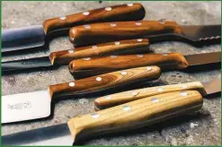  ?? ?? Messer aus Solinger Stahl mit Griff aus Marillenho­lz neben Nudeln aus dem Pastificio Di Martino. Nur der Hund ist unverkäufl­ich