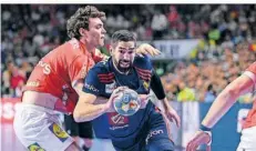  ?? FOTO: NIEMEYER/KOLBERT-PRESS/IMAGO IMAGES ?? Frankreich­s Handball-Legende Nikola Karabatic setzt sich hier im Endspiel gegen die dänische Deckung durch.