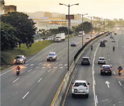  ??  ?? La ruta 27, que comunica San José con Caldera, es la principal vía de acceso al Pacífico. En la actualidad, la carretera sufre de congestion­amiento en horas pico y los fines de semana.