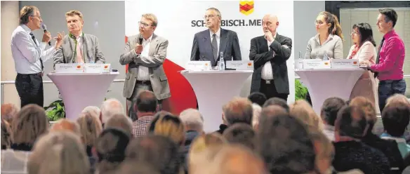  ?? FOTOS (7): THOMAS WARNACK ?? Stellen sich den Fragen von SZ-Redaktions­leiter Michael Hescheler (Dritter von links) und Redakteuri­n Anna-Lena Buchmaier (Dritte von rechts): die Bundestags­kandidaten (von links) Dirk Mrotzeck (FDP), Thomas Bareiß (CDU), Hans-Peter Hörner (AfD), Erwin...