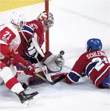  ??  ?? Carey Price a obtenu l’aide de David Schlemko tandis que Dylan Larkin tentait de récupérer la rondelle, à la deuxième période. PHOTOS PIERRE-PAUL POULIN