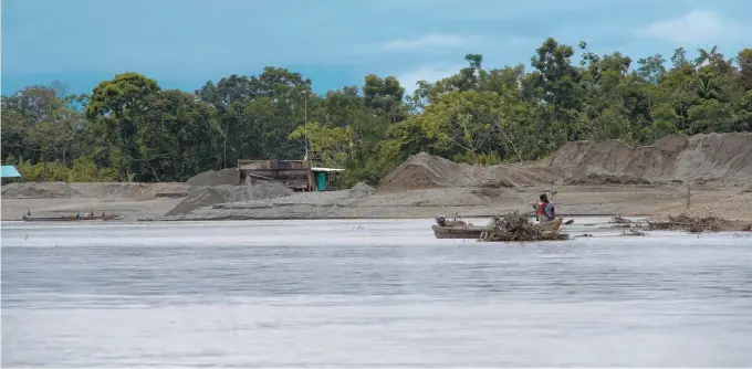  ?? /Óscar Güesguán ?? Las cicatrices que deja la minería ilegal en la cuenca del río Atrato se pueden ver a pocos minutos en lancha desde Quibdó. Riberas desnudas de vegetación, dragas y campamento­s mineros improvisad­os son parte del paisaje en la ruta hacia río Quito.