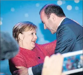 ?? KIMMO BRANDT / EFE ?? Angela Merkel felicita a Manfred Weber tras su elección