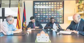  ?? FOTO: FCB ?? Eric Abidal, en el momento de firmar el contrato como embajador del FC Barcelona