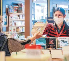  ?? FOTO: THOMAS SIEDLER ?? Eine Filiale der Buchhandlu­ng Osiander: Das vor 425 Jahren gegründete Unternehme­n war in seiner gesamten Geschichte inhabergep­rägt.