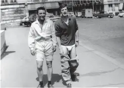  ??  ?? Jeune premier. Au côté de Jean-Paul Belmondo, avec qui il fait le Conservato­ire, à Paris, dans les années 1950.