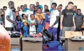  ?? FOTOS: JOSÉ LUIS MARTÍNEZ GARCÍA ?? Entrega de donaciones en Sparks Bombers, escuela en Kampala