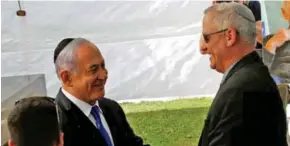  ??  ?? RIVALES. Benjamín Netanyahu saluda a su contendor Benny Gantz.