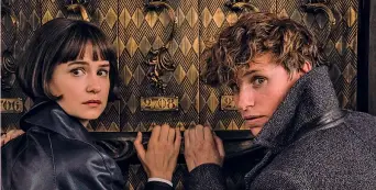  ??  ?? Katherine Waterston, 38 anni e Eddie Redmayne, 36, in «Animali fantastici - I crimini di Grindelwal­d»