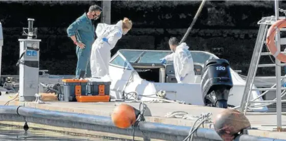 ?? Foto: Efe ?? Agentes de la policía científica inspeccion­an una embarcació­n en los primeros días de la desaparici­ón de las niñas.