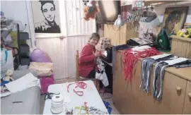  ??  ?? Sewing hard in Los Alcázares