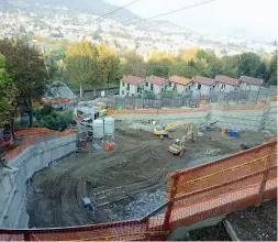  ??  ?? Il cantiere L’area di scavo in via Fara vista dalla zona di San Francesco