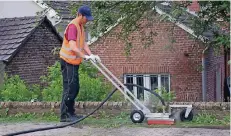  ?? FOTO: GEMEINDE ?? Klaus Drothen mit der neuen Maschine im Einsatz: Ein 150 Grad heißes Wasserdamp­fgemisch verpasst Löwenzahn & Co. einen Eiweißscho­ck.