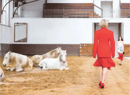  ?? FOTOS: SARAH MEYSSONNIE­R/REUTERS ?? La colección presenta jerséis de algodón y lana orgánica, con estampados de caballos u otros animales