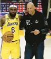  ?? RONALD MARTINEZ/GETTY ?? LeBron James poses with Kareem Abdul-Jabbar on Tuesday after breaking Abdul-Jabbar’s NBA career scoring record.