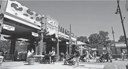  ?? JOSHUA A. BICKEL/COLUMBUS DISPATCH ?? Guests approach the main entrance of the Columbus Zoo and Aquarium in Powell in 2020 in this Dispatch file photo.