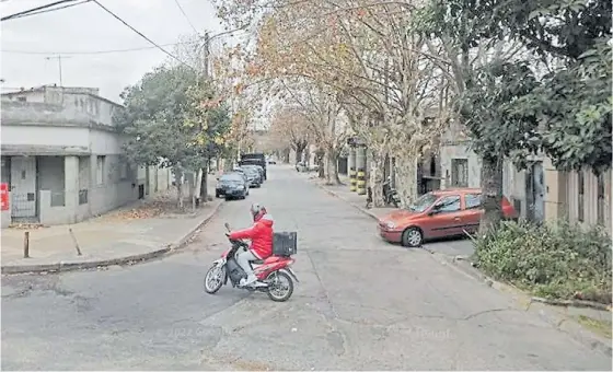  ?? ?? José Mármol. En la esquina Urquiza, en el barrio ferroviari­o Alianza en Tres de Febrero. Es una de las dos que cambió de mano.