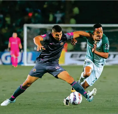  ?? FOTO COLPRENSA ?? Tigres incomodó a Nacional desde el primer minuto de juego, lo presionó en todos los sectores, como en esta acción de John Édison Mosquera, agobiado por un rival.