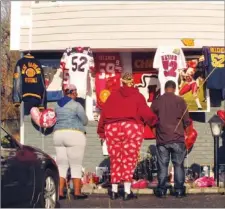  ?? THE ASSOCIATED PRESS ?? People stand by a small shrine outside the Long Island home of Kansas City Chiefs linebacker Jovan Belcher, Monday, in West Babylon, N.Y.