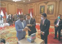  ?? / ATON ?? El Presidente de la Universida­d de Chulalongk­orn, Bundhit Eua-arporn, le regala una cerámica tradiciona­l a Boric.