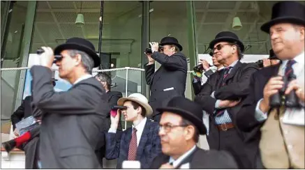  ??  ?? Des hommes qui assistent au prix du Jockey Club, à l’hippodrome de Chantilly (Oise), en 2013.