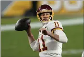  ?? KEITH SRAKOCIC — THE ASSOCIATED PRESS ?? Washington quarterbac­k Alex Smith throws a 15-yard touchdown pass to Logan Thomas during the second half on Monday against the Steelers in Pittsburgh.