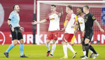  ?? // LAPRESSE ?? El árbitro anuló un gol del Leipzig por un supuesto fuera de juego posicional