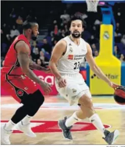  ?? MARISCAL / EFE ?? McCalebb presiona al base del Real Madrid Llull.