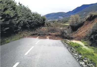  ?? SERVICIO DE EMERGENCIA DEL AYUNTAMIEN­TO DE JACA ?? La vía cortada ayer entre Barós y Ulle, invadida por un desprendim­iento de terreno.