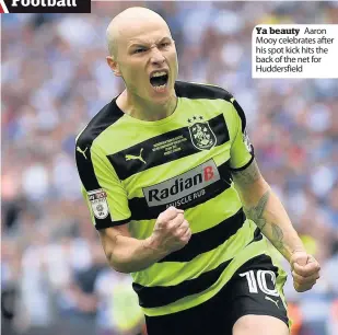  ??  ?? Ya beauty Aaron Mooy celebrates after his spot kick hits the back of the net for Huddersfie­ld