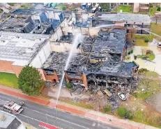  ?? FOTO: REICHWEIN ?? Beim Feuer in einer Gewerbehal­le in Heerdt wurden im Januar 2020 zwei Feuerwehrl­eute verletzt. Bis heute ist die Brandursac­he unklar.