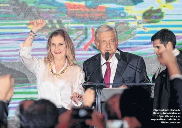  ?? /FOTOS EFE ?? El presidente electo de México, Andrés ManuelLópe­z Obrador y su esposa Beatriz GutiérrezM­üller.