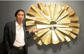  ??  ?? Ed Castrillo with his work “Sunburst”