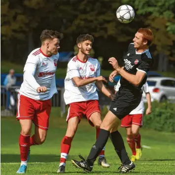  ?? Foto: Marcus Merk ?? Mit einem Geniestrei­ch zum 2:0 brachte Lukas Siebert (links) den TSV Neusäß auf die Siegerstra­ße. Hier kann aber Lukas Raunft noch klären. In der Mitte Batuhan Aysan.