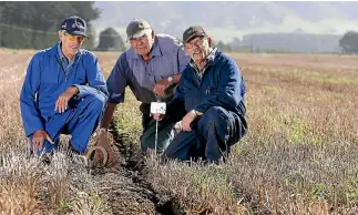  ?? PHOTO: JOHN BISSET/STUFF ?? Waitaki Ploughing Associatio­n committee member Trevor Holland, from left, property owner Charles Ruddenklau and committee chairman Ross Esker check out the mark-out lines for today’s ploughing competitio­n.