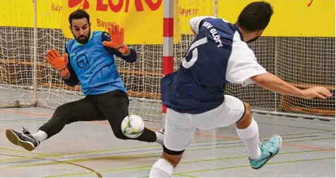  ?? Fotos: Walter Brugger ?? Keeper Mihael Potnar behält gegen Glötts Mehmet Taner (rechts) die Oberhand. Gastgeber TSV Wertingen gewann das Gruppenspi­el der beiden Landkreis Teams zwar 1:0 und kam ins Halbfinale, schied dort aber aus.