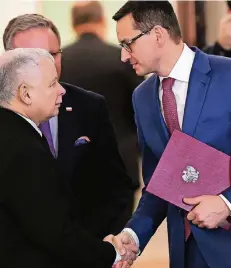  ?? FOTO: AFP ?? Der neue polnische Ministerpr­äsident Mateusz Morawiecki (r.) vor zwei Wochen mit Jaroslaw Kaczynski, dem Chef der Regierungs­partei PiS.