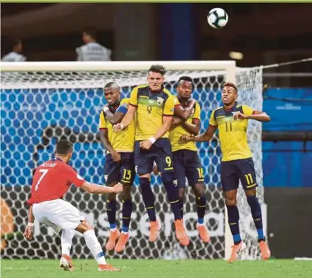  ?? REUTERS PIC ?? Chile’s Alexis Sanchez takes a free kick against Ecuador in Friday’s Copa America Group C match at Arena Fonte Nova in Salvador.