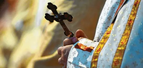  ?? Symbolfoto: Peter Kneffel, dpa ?? In der katholisch­en Kirche sind Geistliche an den Zölibat gebunden. Doch es gibt Ausnahmen.