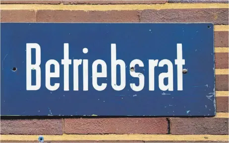  ?? FOTO: DPA ?? Ein Hinweissch­ild „Betriebsra­t“: Nicht nur die AfD, auch andere rechte und auch rechtsextr­emistische Gruppen bereiten sich darauf vor, Einfluss bei der kommenden Runde von Betriebsra­tswahlen zu gewinnen.