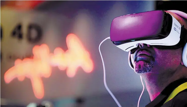  ??  ?? Como ido. Un hombre prueba un par de anteojos de realidad virtual Samsung Gear VR, ayer. durante la feria de tecnología CES en Las Vegas. Varias marcas presentaro­n sus modelos en el primer día de la exposición.