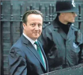  ?? ROSIE HALLAM / GETTY ?? David Cameron sale de su residencia para dirigirse al Parlamento