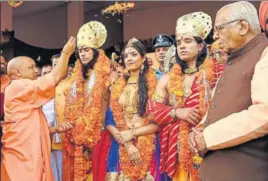  ??  ?? Uttar Pradesh chief minister Yogi Adityanath (left) welcomes artistes dressed up as Lord Ram, Sita and Lakshman after their arrival by helicopter for Diwali celebratio­ns in Ayodhya on Wednesday. Governor Ram Naik (right) looks on. DEEPAK GUPTA/HT