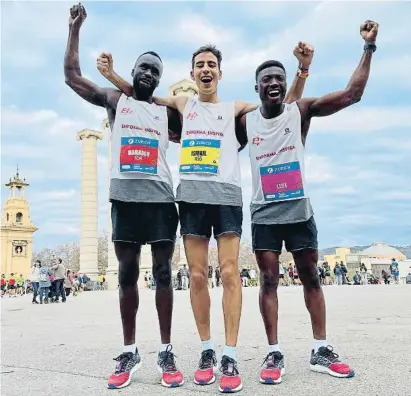  ?? Lv ?? Los tres corredores, Mamadou, Ismail y Allidu, preparados para el maratón del día 19