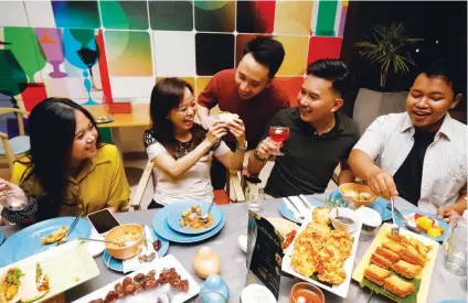  ?? PUGUH SUJIATMIKO/JAWA POS ?? MAKANAN NUSANTARA: Para food blogger Surabaya bertemu untuk mencicipi kuliner ala Bangka Belitung pada Senin (19/4).