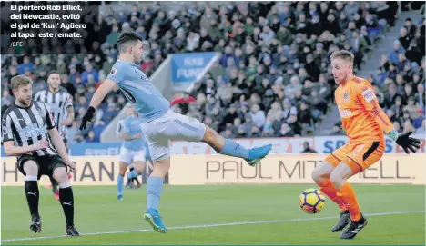  ?? /EFE ?? El portero Rob Elliot, del Newcastle, evitó el gol de ‘Kun’ Agüero al tapar este remate.