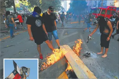  ?? FOTOS: AFP Y AP ?? FUEGO. Hubo también encapuchad­os y se saqueó una universida­d.